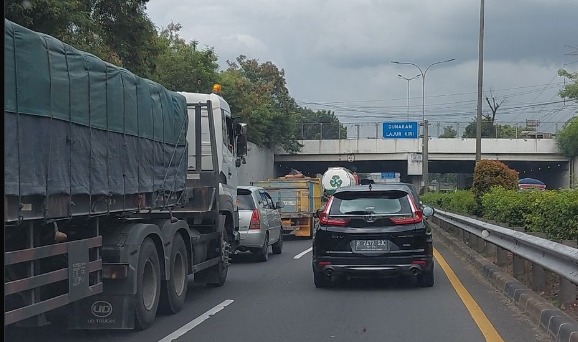 Ilustrasi. PT Jasamarga Transjawa Tol (JTT) memberlakukan rekayasa lalu lintas contraflow di ruas Jalan Tol Jakarta-Cikampek (Japek) menyusul adanya kepadatan parah kendaraan saat libur hari raya Natal 2025. (X@Sunshine)